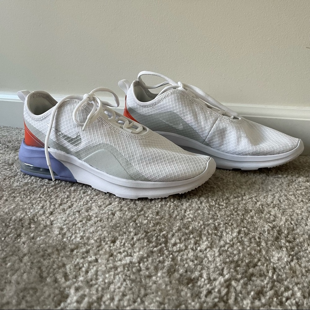 Nike - WMNS AIR MAX MOTION 2 - White/Multi